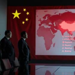 la chine annonce des sanctions ciblées contre 20 grandes entreprises américaines du secteur de la défense en réponse aux tensions actuelles, intensifiant ainsi les relations entre les deux puissances.